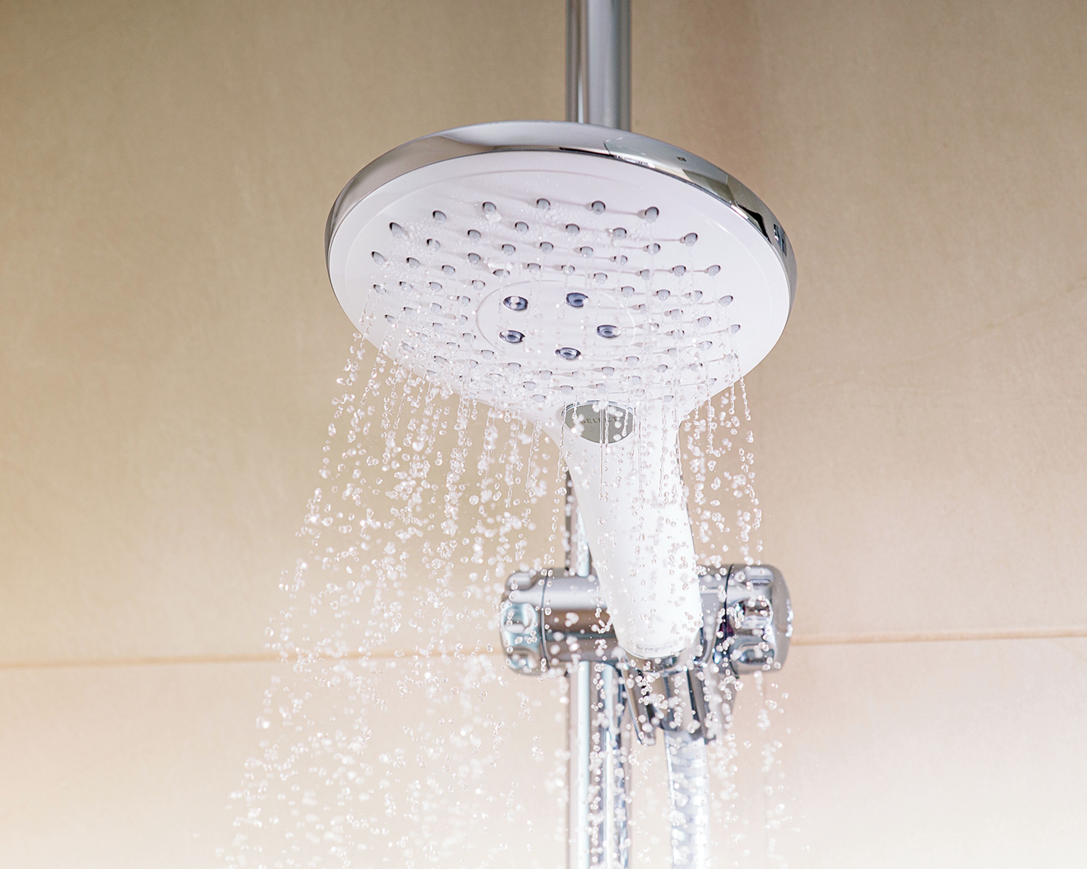 Un cabezal de ducha con agua fluyendo.
