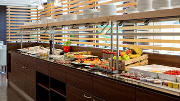 Bữa sáng buffet hàng ngày với phụ phí nhỏ