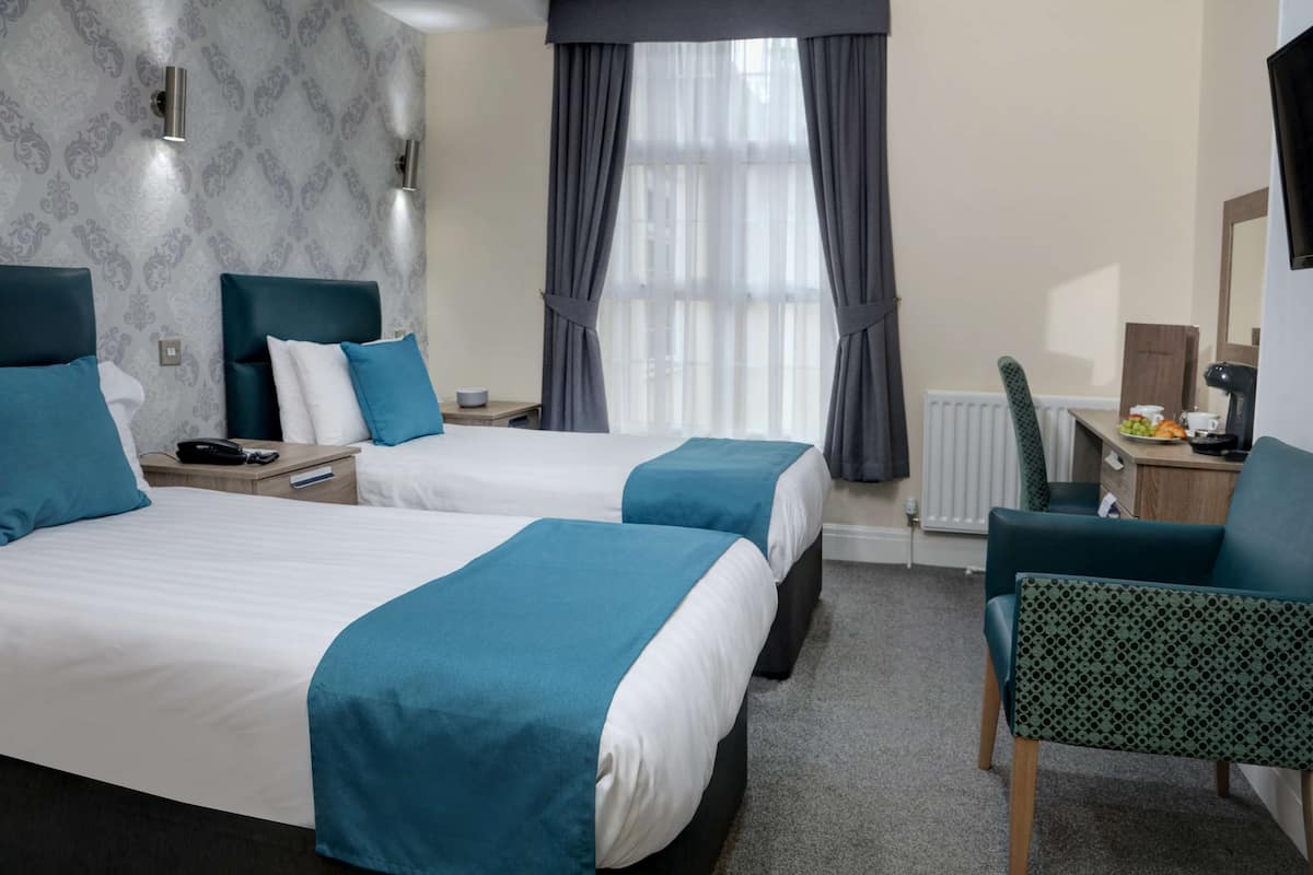 Comfort Room, 2 Twin Beds, Non Smoking | 1 bedroom, hypo-allergenic bedding, individually decorated, desk
