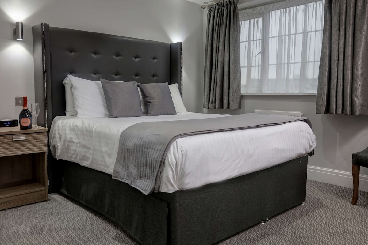 Executive Suite, 1 King Bed, Non Smoking | 1 bedroom, hypo-allergenic bedding, individually decorated, desk