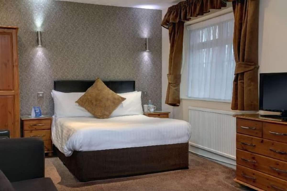 1 bedroom, hypo-allergenic bedding, individually decorated, desk