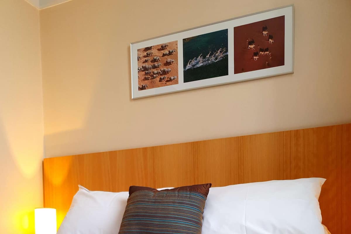 Habitación Confort, 1 cama matrimonial, vista al patio | Ropa de cama de alta calidad y caja de seguridad en la habitación