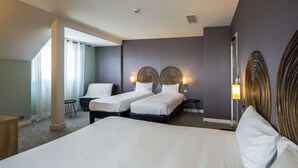 A hotel room with two beds, a desk, and a chair. - Best Western Adagio (Saumur)