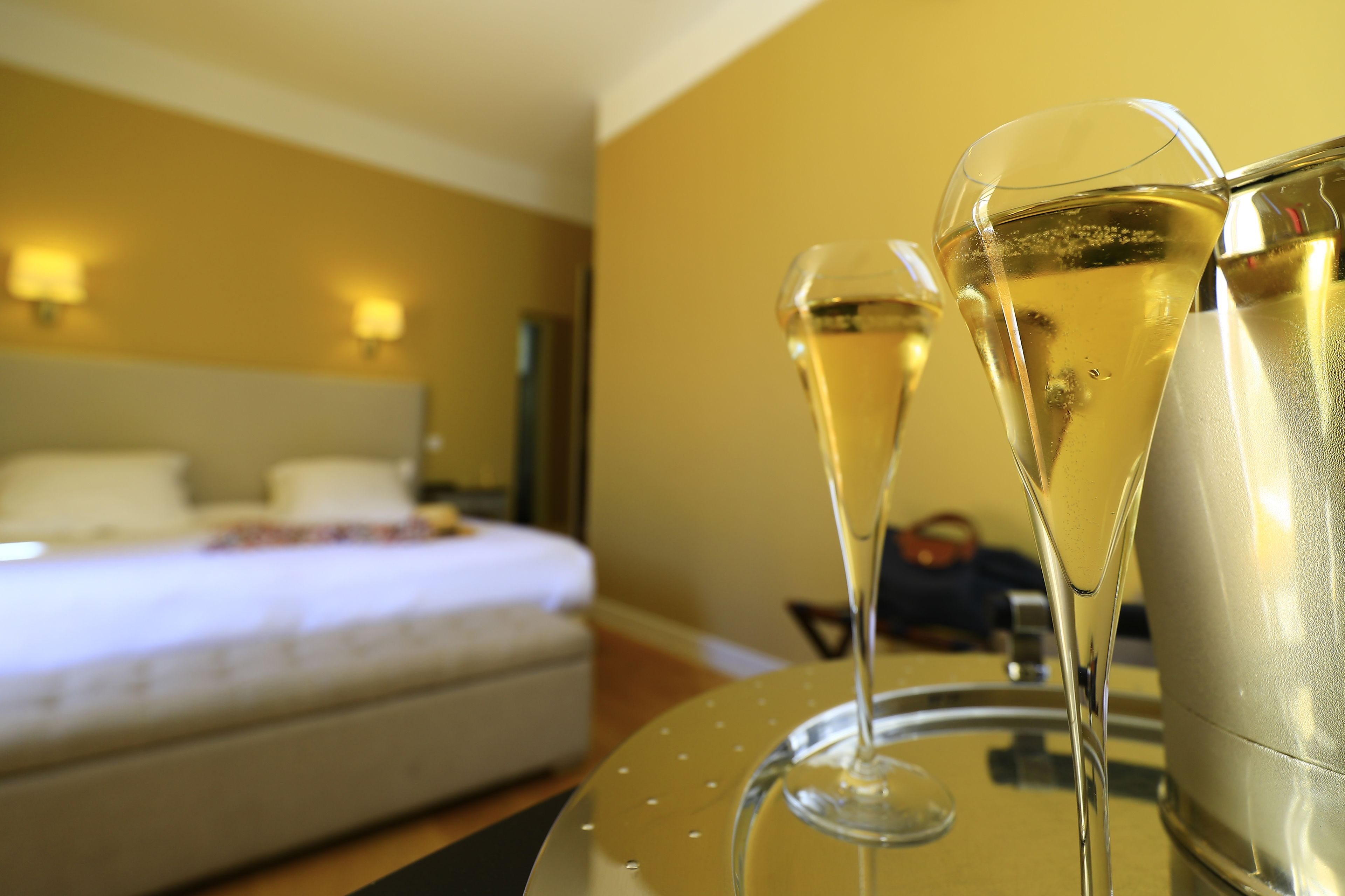 deluxe room, 1 queen bed, non smoking (larger room;twin bed on request) | 1 bedroom, premium bedding, in-room safe, soundproofing