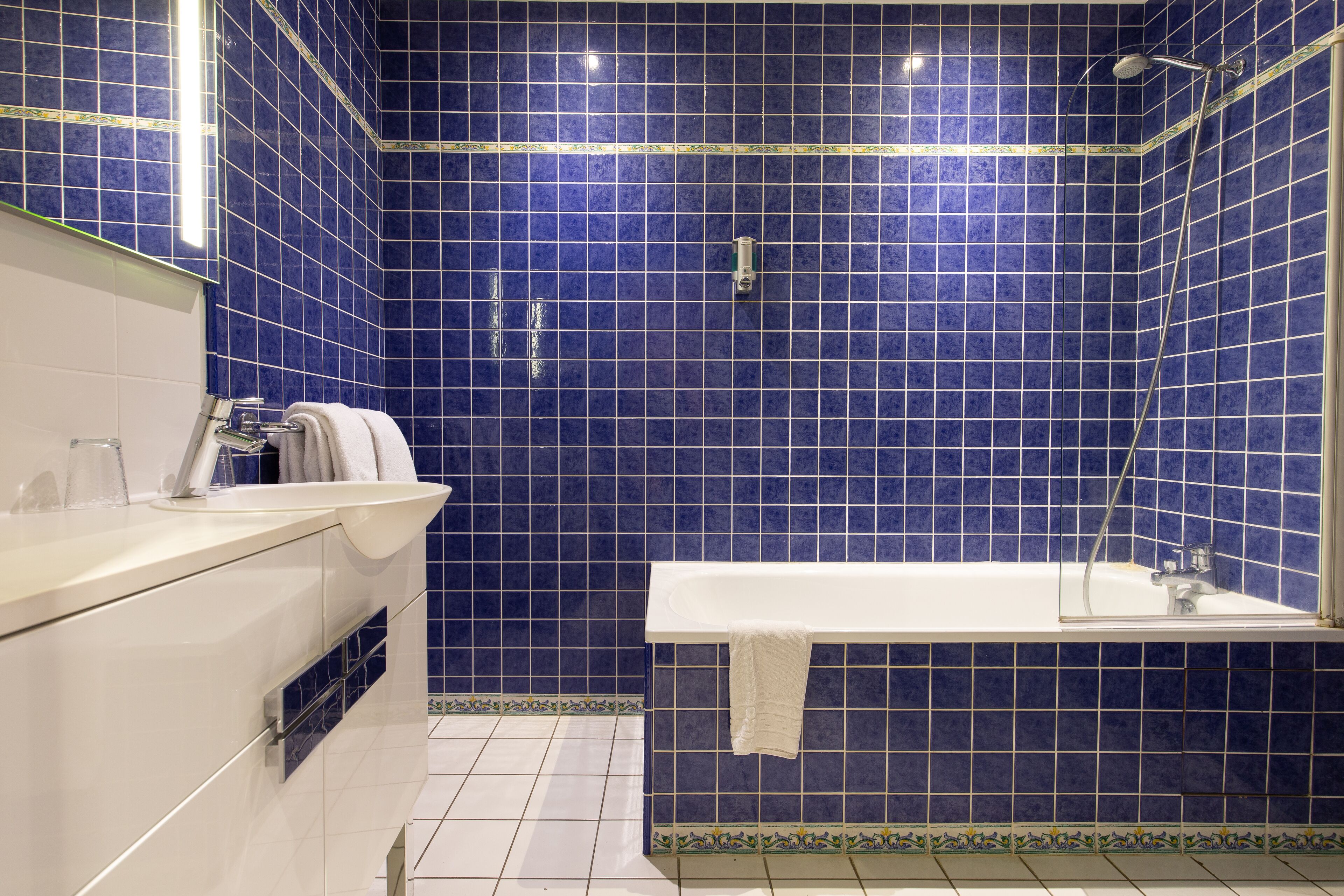 standard room | bathroom | free toiletries, hair dryer, towels