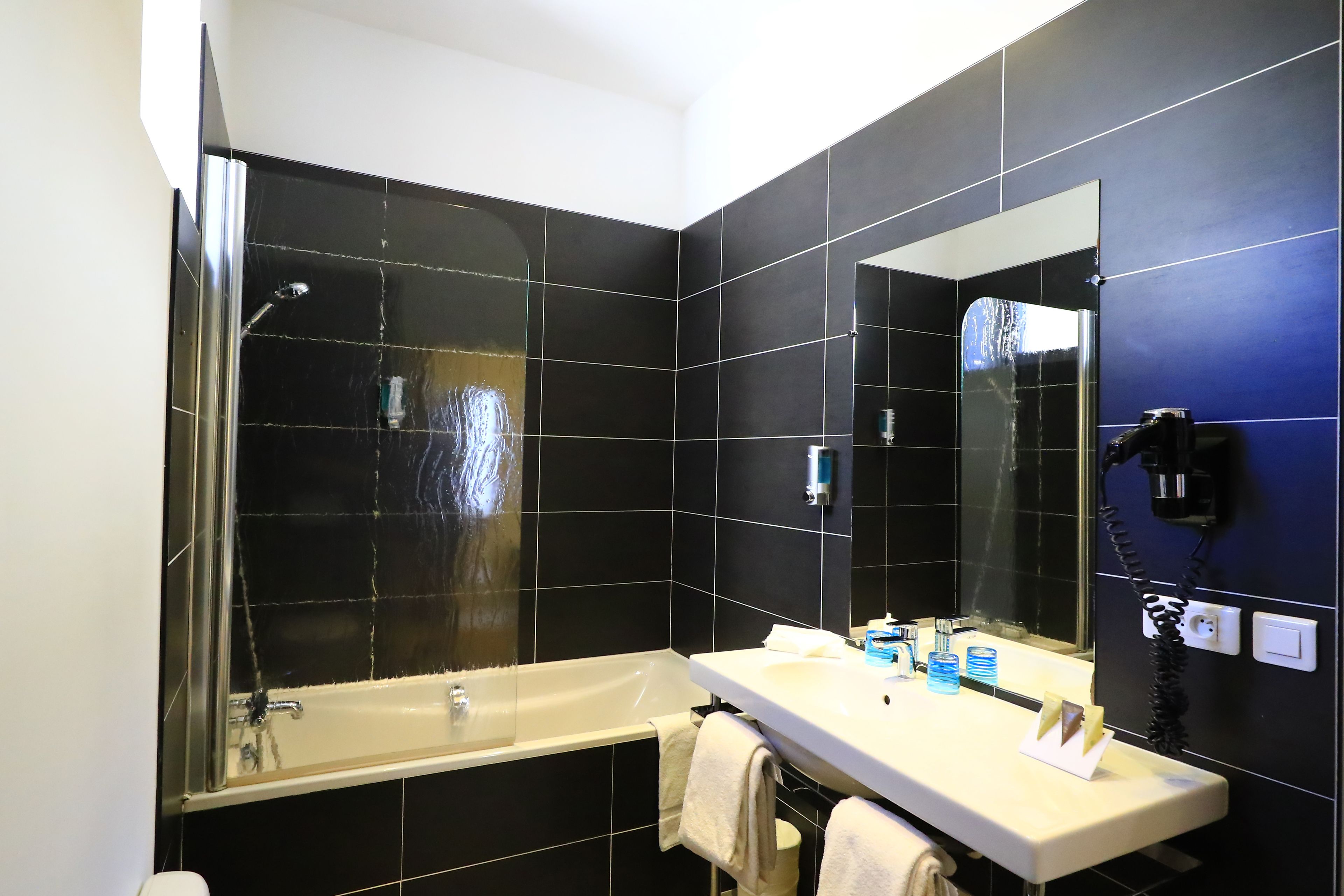 deluxe room, 1 queen bed, non smoking (larger room;twin bed on request) | bathroom | free toiletries, hair dryer, towels