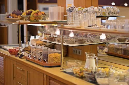 Petit déjeuner buffet servi tous les jours en supplément