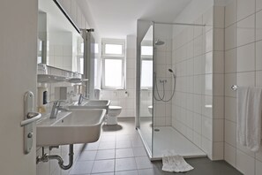 Comfort tweepersoonskamer | Badkamer | Een douche, een haardroger, handdoeken