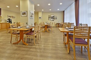 Tägliches Frühstücksbuffet (12 EUR pro Person)