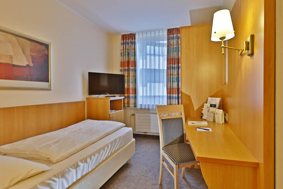 Standard Single Room | 1 bedroom, minibar, in-room safe, desk