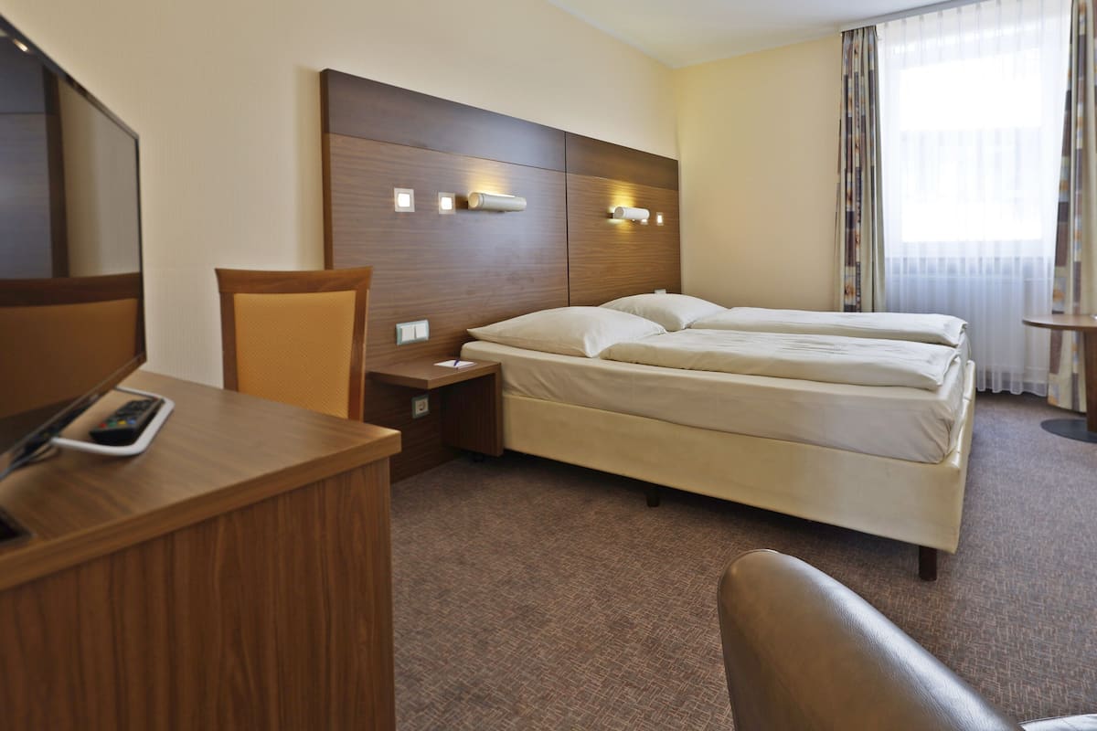 Comfort Double Room | 1 bedroom, minibar, in-room safe, desk