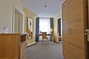 Triple Room | 1 bedroom, minibar, in-room safe, desk