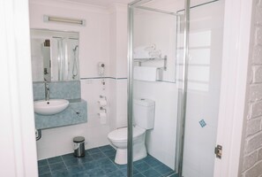 Shower, free toiletries, hair dryer, towels - Yamba Beach Motel (Yamba)