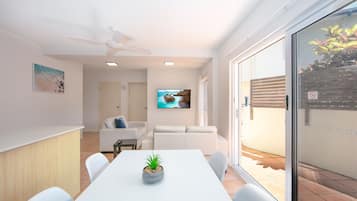 2 Bedroom Self Contained Poolside Unit (Non-Smoking) | Living area