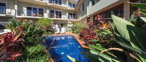 Piscine extérieure, chaises longues