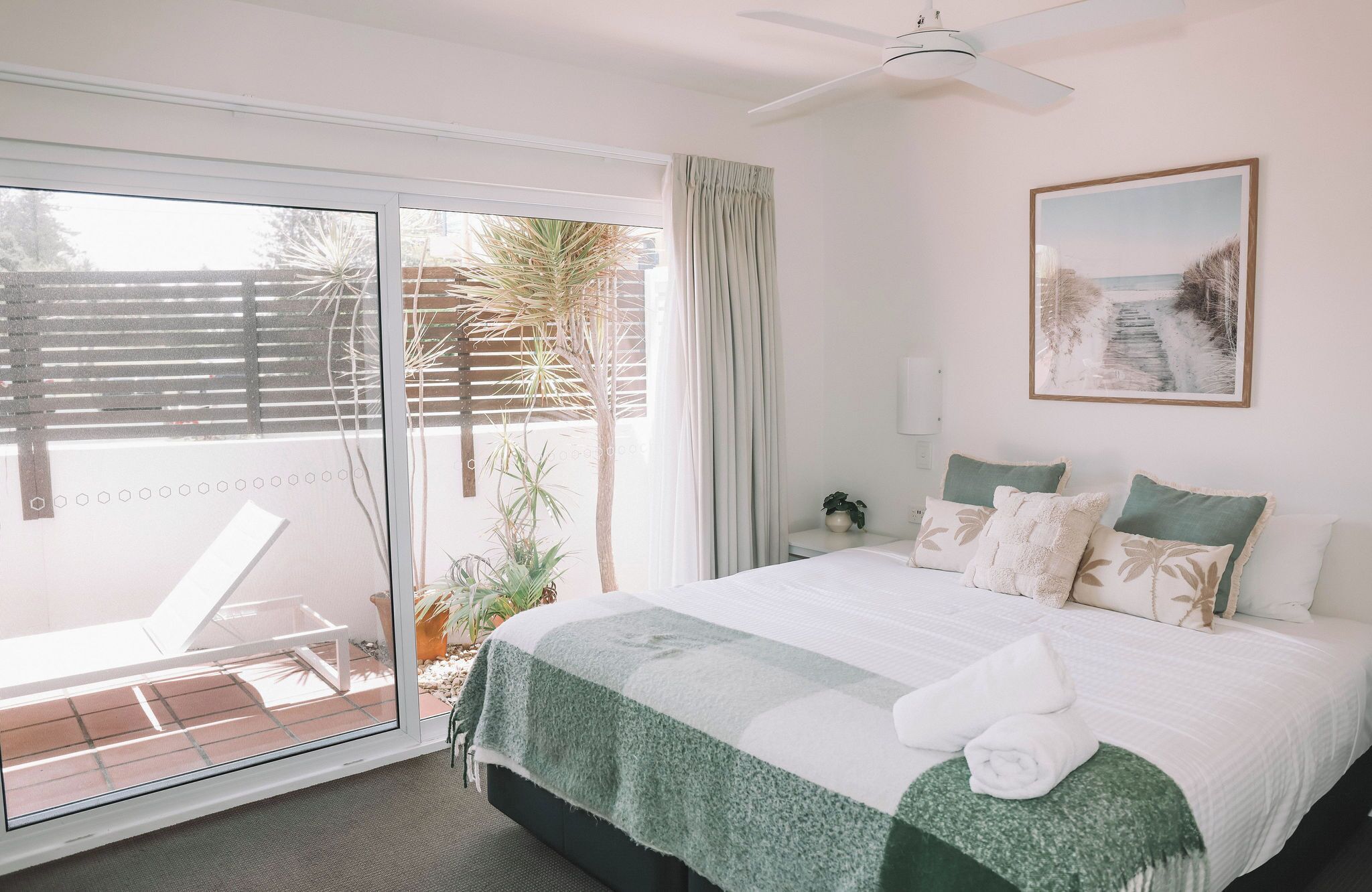 2 Bedroom Self Contained Poolside Unit (Non-Smoking)