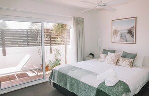 Leilighet, 2 soverom, ved basseng | Senger med overmadrass, minibar, strykejern/-brett og wi-fi (inkludert)