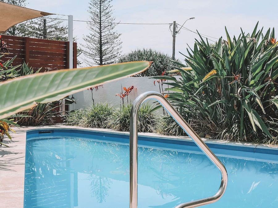 Piscine extérieure, chaises longues
