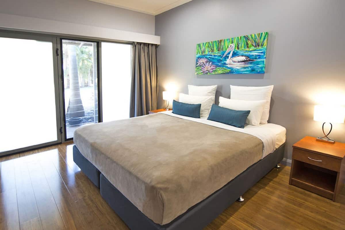 king room | premium bedding, in-room safe, desk, blackout curtains