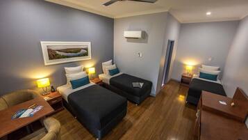 Hochwertige Bettwaren, Zimmersafe, Schreibtisch, Verdunkelungsvorhänge