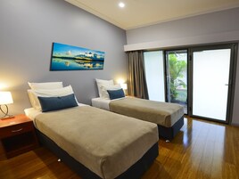 Roupas de cama premium, cofres nos quartos, escrivaninha