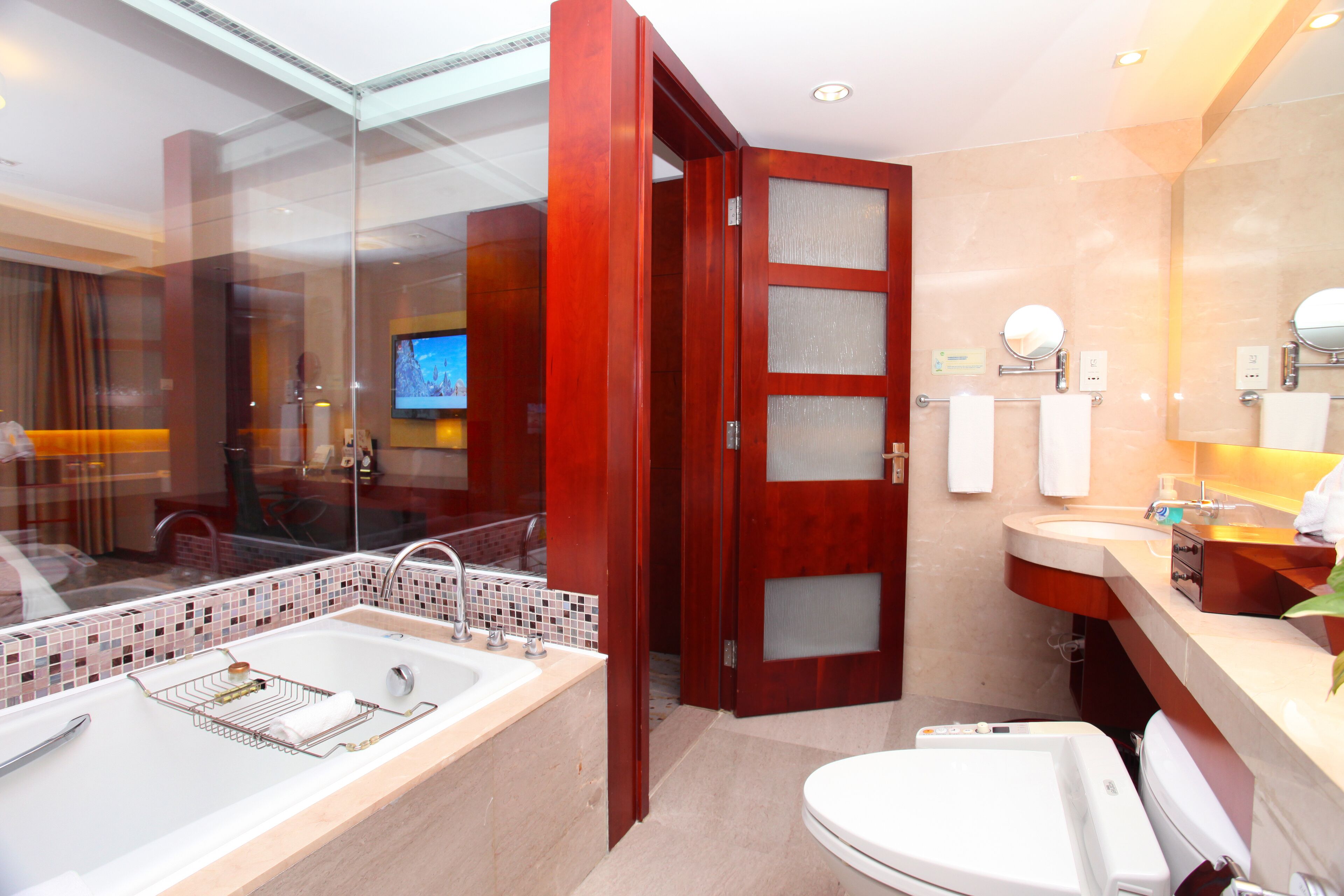 deluxe suite(chinese domestic guests only) | bathroom | combined shower/bathtub, deep-soaking bathtub, free toiletries