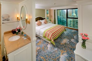 Minibar, in-room safe, desk, laptop workspace - Central Hotel Jingmin (Xiamen)