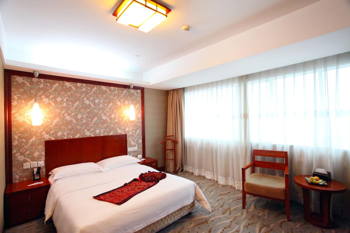 2 bedrooms, minibar, in-room safe, desk