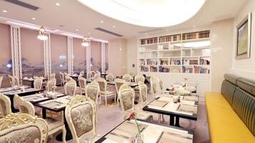 Daily buffet breakfast (CNY 147 per person)