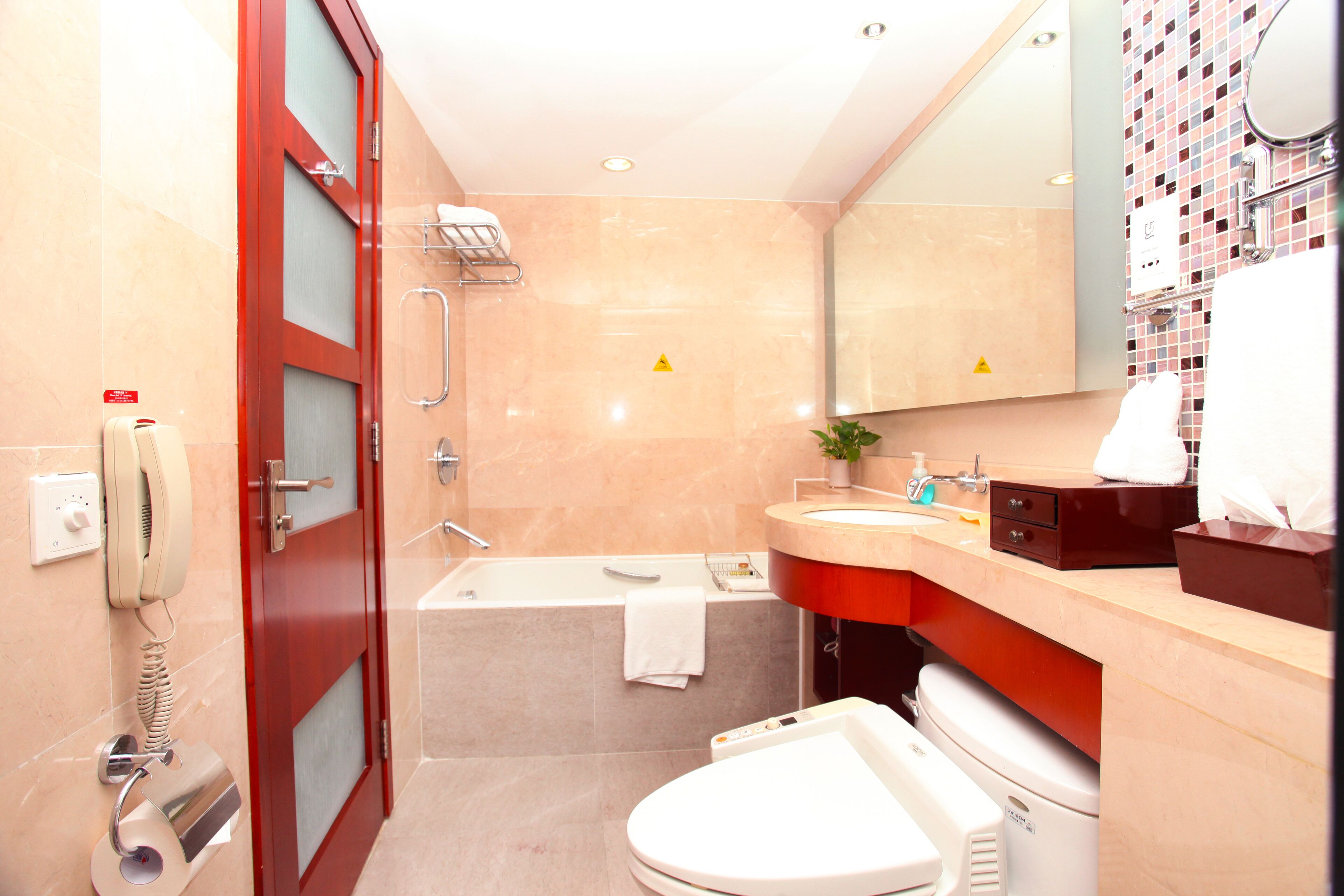 premier standard suite | bathroom | combined shower/bathtub, deep-soaking bathtub, free toiletries