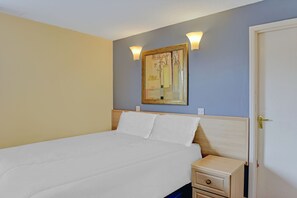 Habitación estándar doble, 1 cama doble | Caja fuerte, escritorio, tabla de planchar con plancha y wifi gratis