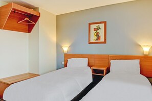 Standard Twin Room, 1 Double Bed | In-room safe, desk, iron/ironing board, free WiFi - Shilton Inn By OYO Leicester (Leicester)