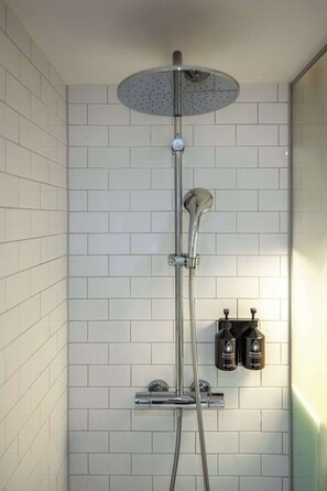 Shower, rainfall showerhead, designer toiletries, hair dryer - pentahotel Braunschweig (Braunschweig)