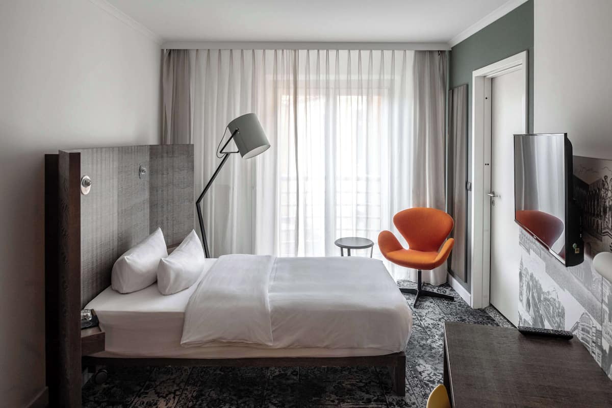 penta single room | egyptian cotton sheets, premium bedding, in-room safe, desk