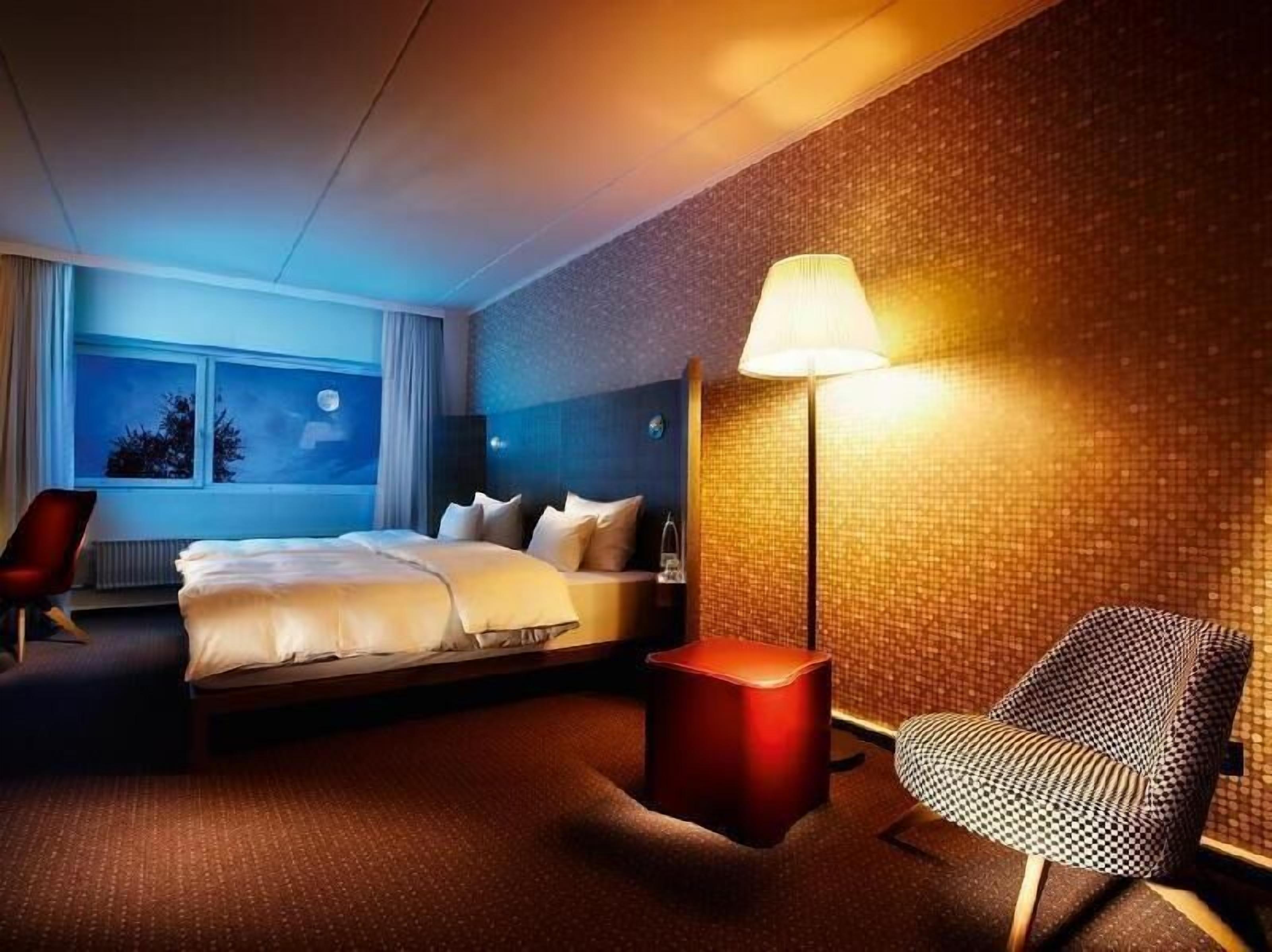 Egyptian cotton sheets, premium bedding, in-room safe, desk