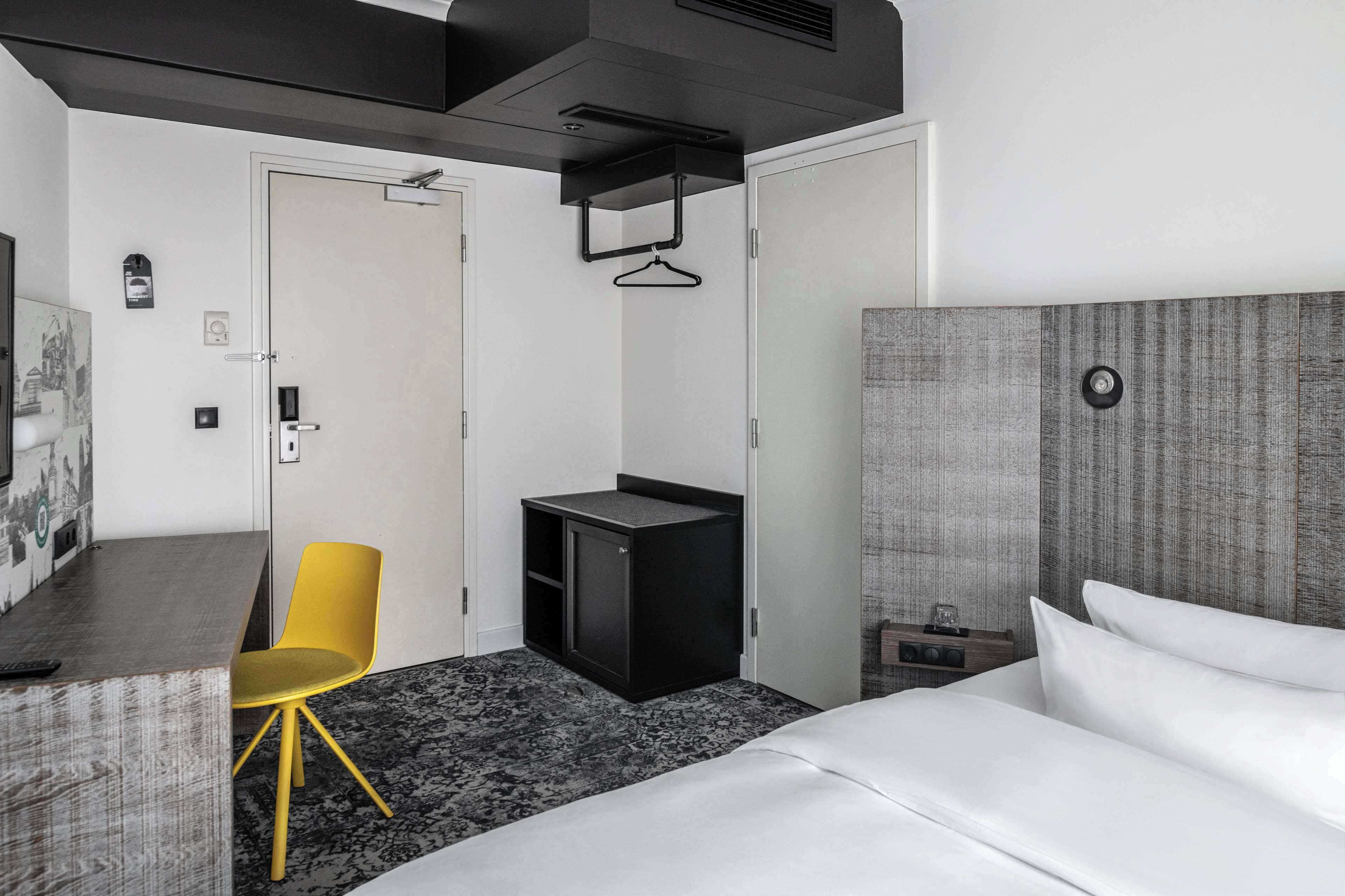 penta single room | egyptian cotton sheets, premium bedding, in-room safe, desk