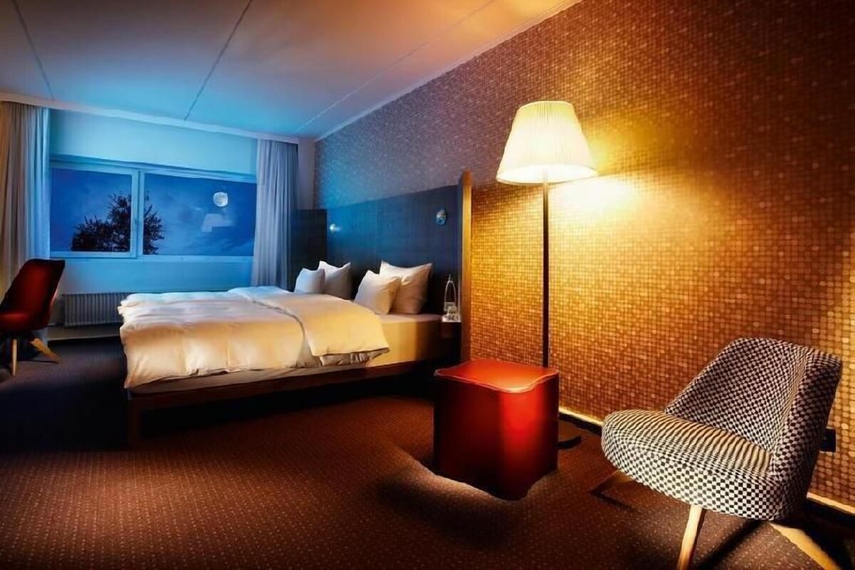 Egyptian cotton sheets, premium bedding, in-room safe, desk