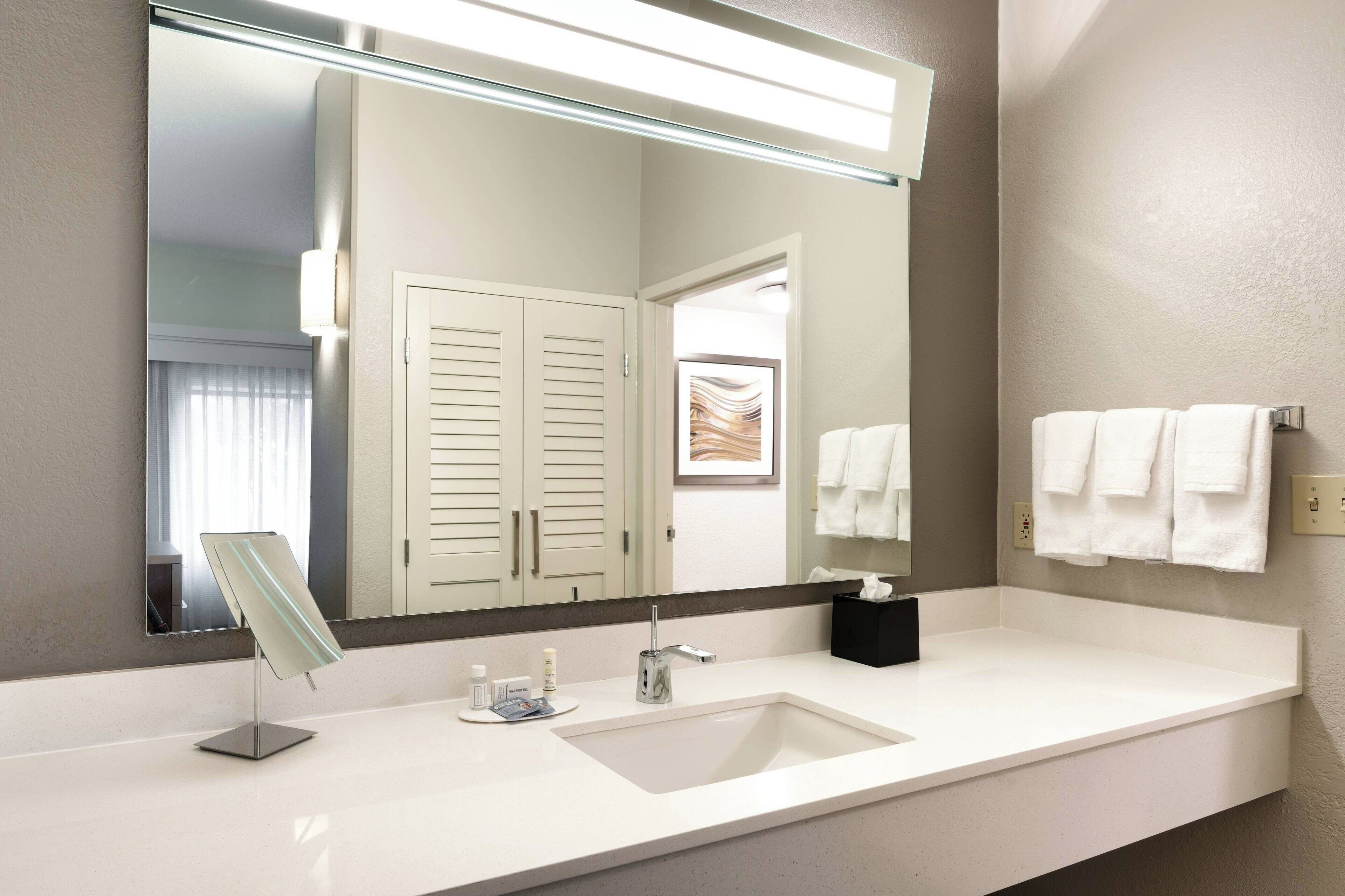 suite, 1 king bed with sofa bed | bathroom | combined shower/bathtub, free toiletries, hair dryer, towels