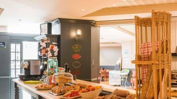 Petit déjeuner complet servi tous les jours en supplément
