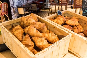 Holzkörbe gefüllt mit Croissants und Gebäck.