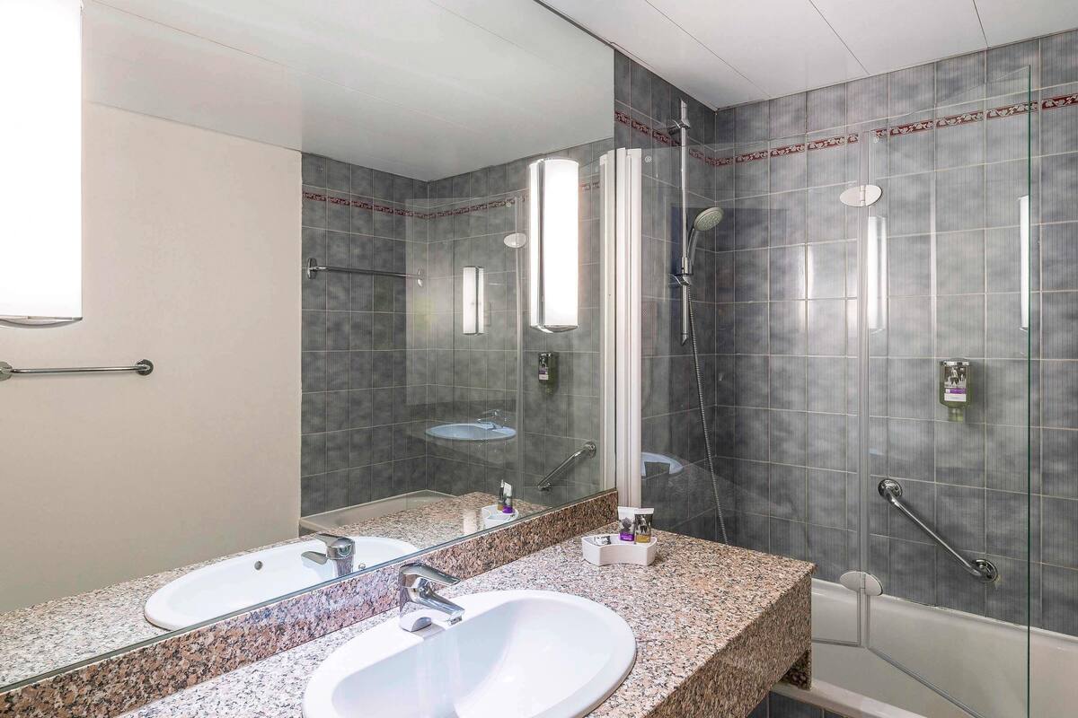 premium bedding, pillow-top beds, in-room safe, desk