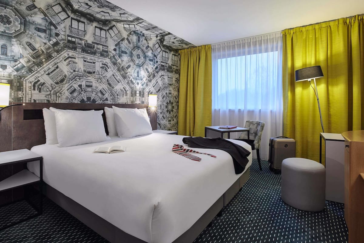 Premium bedding, pillow-top beds, in-room safe, desk