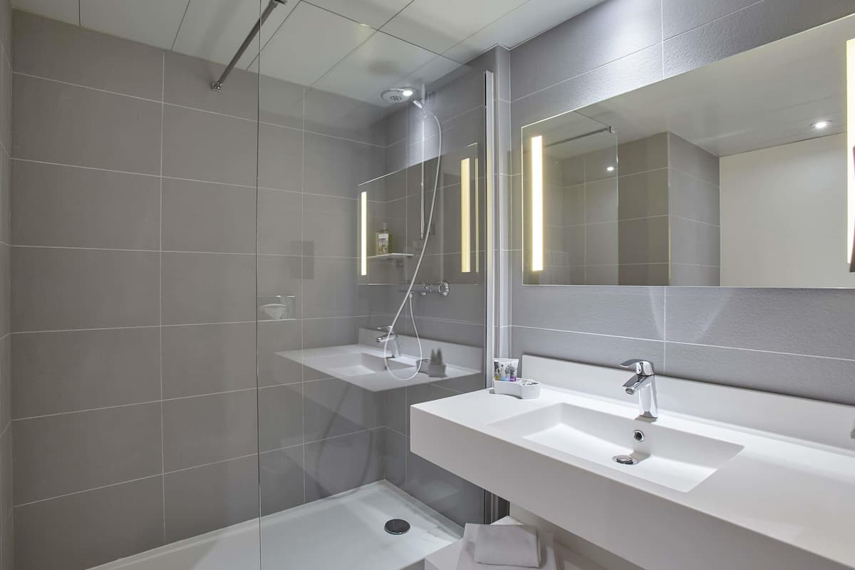 premium bedding, pillow-top beds, in-room safe, desk