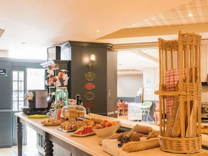 Ofereix vistes al jardí i s'hi serveixen esmorzars, dinars i sopars