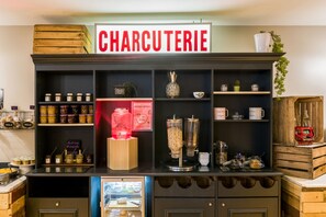 Petit déjeuner complet (20.5 EUR par personne)