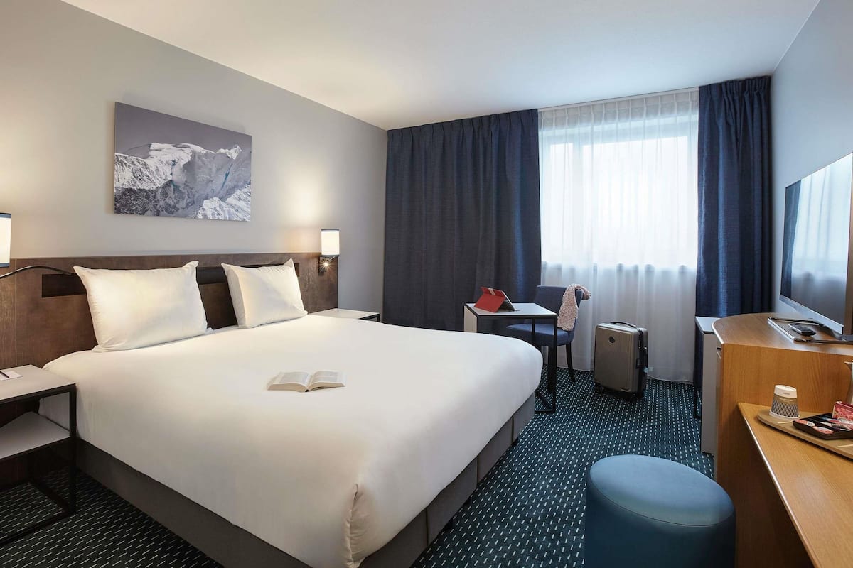 Premium bedding, pillow-top beds, in-room safe, desk