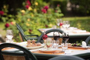 Breakfast, lunch and dinner served - Mercure Paris Roissy Charles de Gaulle (Roissy-en-France)