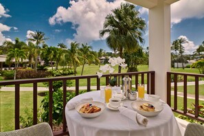 Deluxe Suite (Superior) | In-room dining