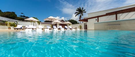 Piscine extérieure, parasols de plage, chaises longues