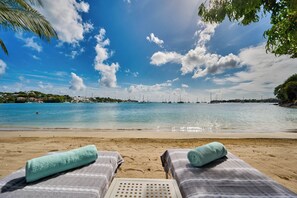 On the beach, white sand, sun loungers, beach towels - Calabash Hotel (St. George's)